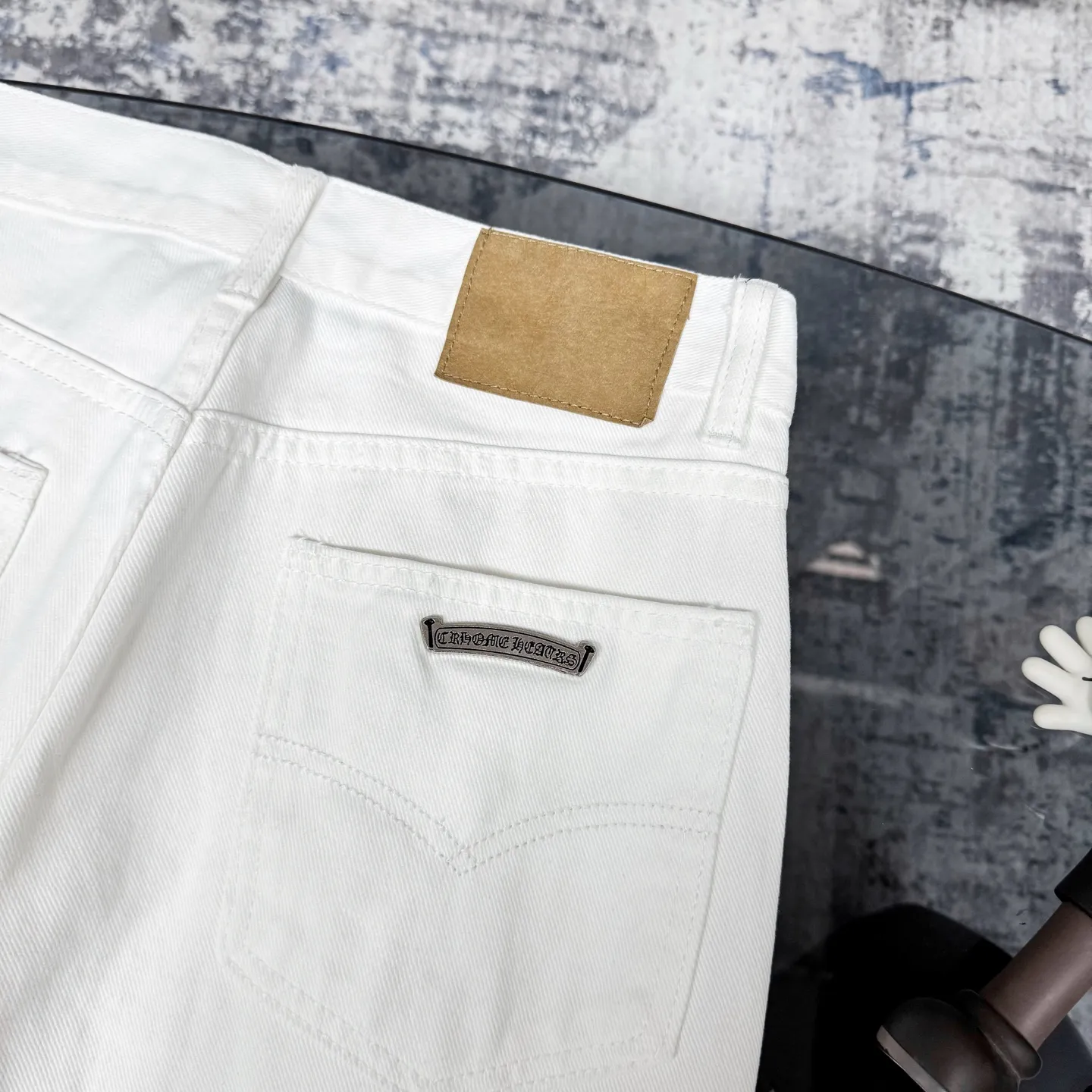 P280 Chrome Hearts/Chrome Hearts 25FW CH top denim large cross leather jeans (white) Chrome Hearts white cow king jeans Chrome Hearts' most popular color pants are made of beaded canvas fabric. Heavy washing makes the upper body of the fabric more textured and the pants are tall and straight! The three-dimensional cutting of the whole trousers is a masterpiece! The hardware is customized by zp. The beaded canvas fabric is thick and soft after being washed. It has good breathability. Customized small leather label. Unique design. The details are in place, simple and elegant, and the workmanship is exquisite. The whole trousers are neatly routed and the details are in place. Look for the correct version. Size: 28 30 32 34 (corresponding to s-xl) Detailed size can be found in Figure 9